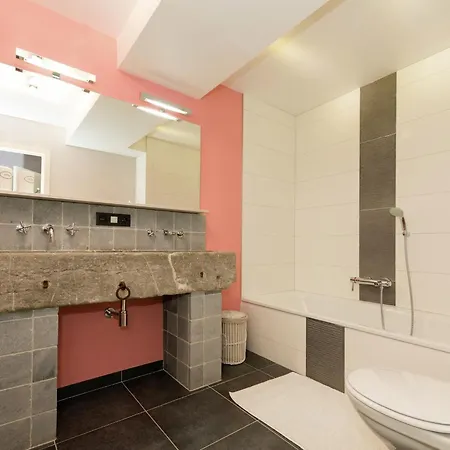 Dom wakacyjny With Hot Tub Marche-en-Famenne