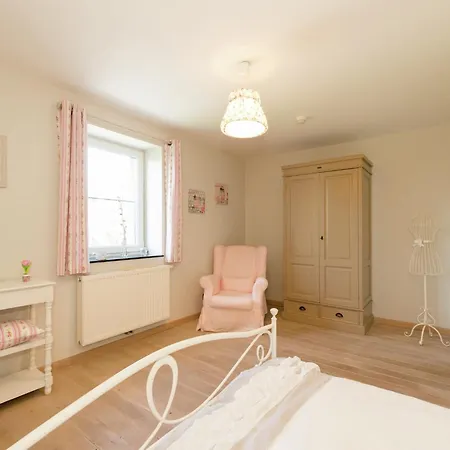 With Hot Tub Marche-en-Famenne