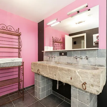 Dom wakacyjny With Hot Tub Marche-en-Famenne